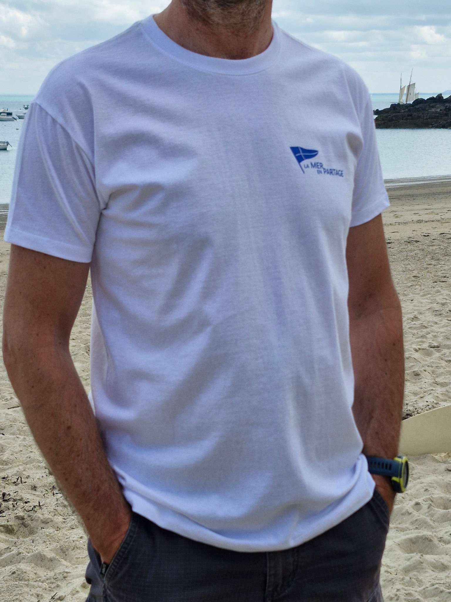 Devant du tee-shirt avec la phrase du club "La mer en partage"