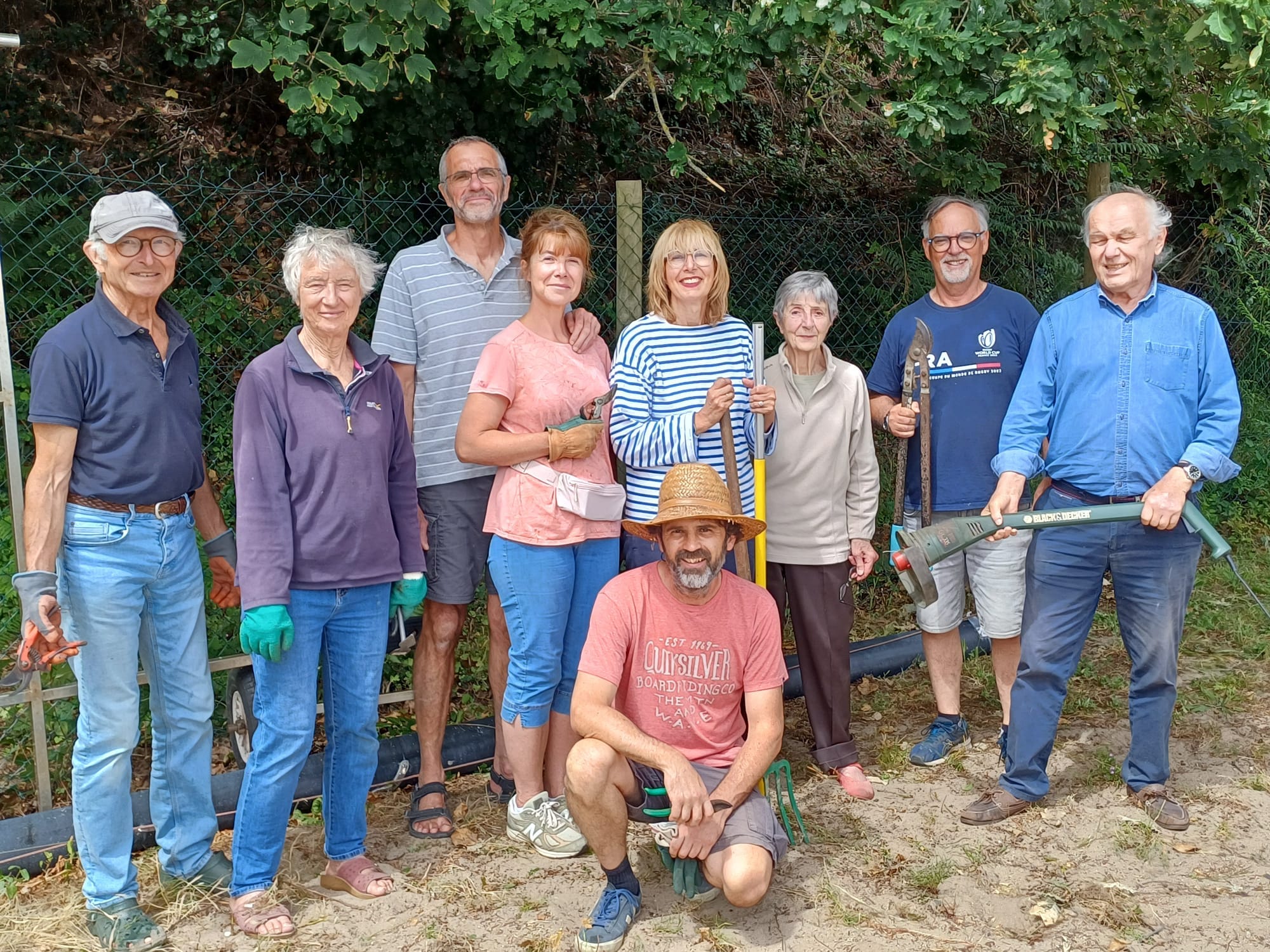 Membres du club lors du désherbage annuelle du club juin 2026